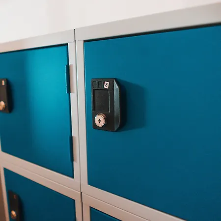 The Golden Stork אכסניה *