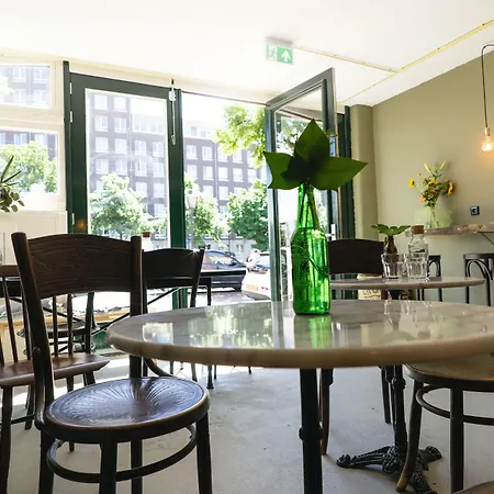 The Golden Stork אכסניה *