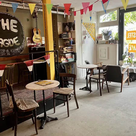 The Golden Stork אכסניה