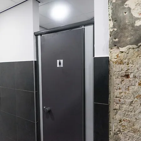 The Golden Stork אכסניה *