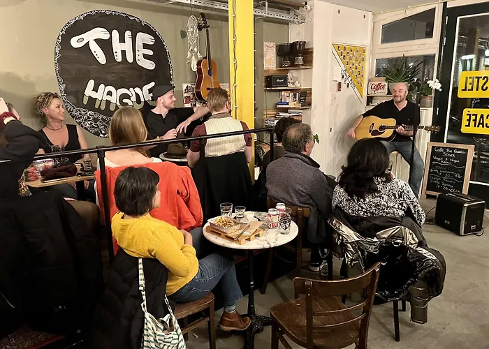 Hostel The Golden Stork Lahey